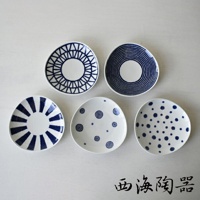 五件式陶瓷沙拉盤，皆為白色底盤搭配深藍色紋飾，包含放射狀線條、同心圓、螺旋紋與圓點等圖案。