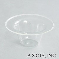 一個透明的玻璃點心碗，碗身呈深杯狀，邊緣外翻，呈現簡約的設計。