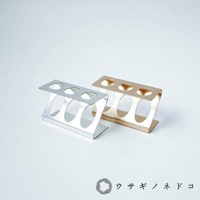 兩款試管瓶放置架，一款為銀色，另一款為金色，皆為金屬材質，結構簡潔，每款皆有三個圓形孔洞用於放置試管。