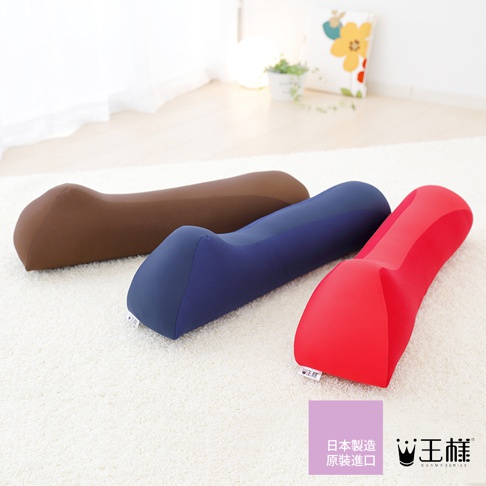 三款王樣舒背拉伸枕，分別為棕色、藍色和紅色，皆為柔軟布料製成，呈現人體工學的彎曲線條。