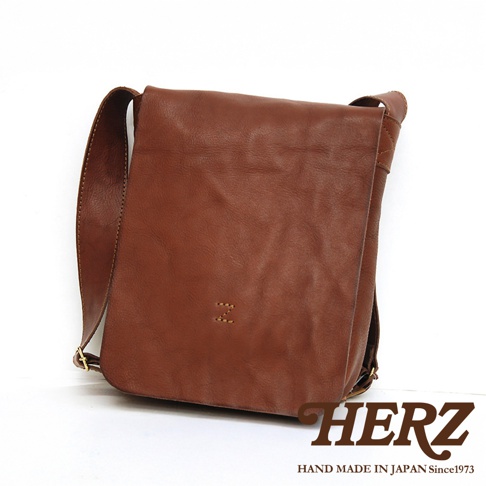 日本HERZ職人手作皮革軟皮直式斜背包，棕色，寬敞主空間，經典品牌標誌，適合日常攜帶。