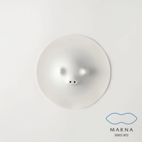 白色食品級矽膠製成的豬鼻子造型鍋蓋，具有防溢功能，可微波使用。