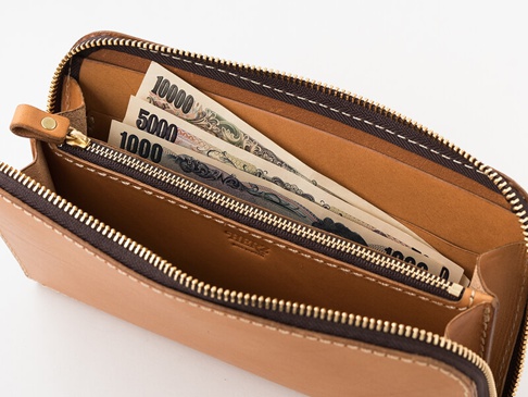 職人手作皮革大容量拉鍊長夾（WL-5），淺棕色皮革製成，拉鍊和內襯為深棕色。打開的長夾內有日圓鈔票，展示其寬敞的內部空間。