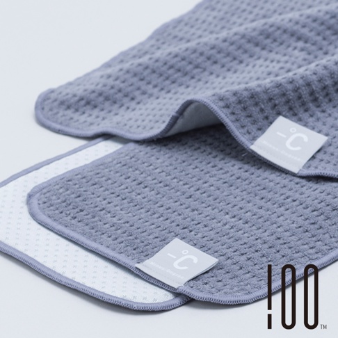 兩條淺灰色涼感手巾，織有網格紋理，一條疊在另一條上方，均帶有「Minus Degree」和攝氏零度標誌的白色標籤。