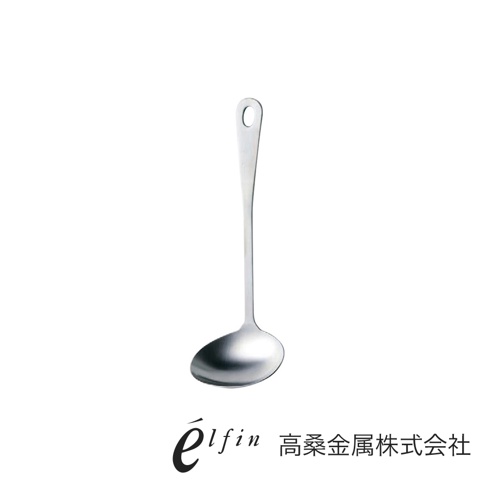 日製不鏽鋼湯杓 (小)，銀色，帶有掛孔的長柄，勺頭為圓弧形，材質為不鏽鋼。