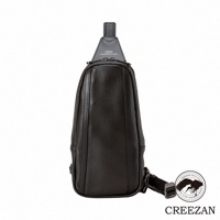 JETTER 隨身側背包 CJTE-021，黑色荔枝紋皮革材質，斜背包設計，搭配銀色拉鍊與金屬扣環，肩帶可調節。