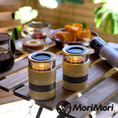 兩件式金黃色圓柱形LED氛圍燈音響，頂部有黑色揚聲器網罩和透明燈罩，內置暖黃色燈光。