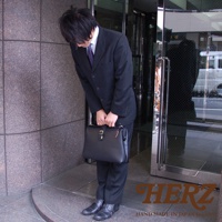 職人手作皮革軟式杜勒斯包 BJ-68，黑色，經典公事包造型，搭配金色釦環，展現皮革溫潤質感。