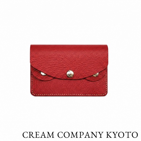 CREAM COMPANY KYOTO 紅色皮革零錢包，表面呈現細緻荔枝紋路，正面配置三個銀色金屬扣，簡約輕巧的長方形手作包款，適合收納零錢或卡片。