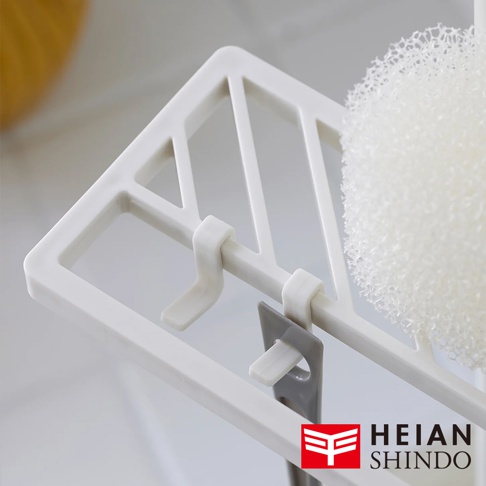 白色塑膠瀝水托盤，附有掛鉤，用於放置清潔用品。