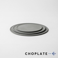 三層灰色圓形砧板盤疊放，尺寸約26公分，材質為磨砂質感。