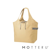 卡其色大容量束口摺疊保冷托特袋，採用耐磨布料製成，附有兩條提把和束口繩，側邊有灰色織帶，可立式設計方便收納。