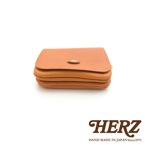 棕褐色皮革製作的雙層錢包，外觀簡約，正面中央有一個金色按扣，錢包邊緣呈現自然的皮革紋理。