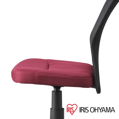 IRIS OHYAMA 品牌標誌旁的紅色辦公椅座椅側面特寫
