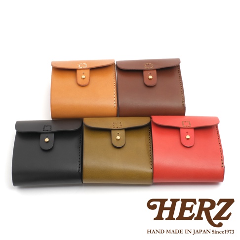 五個職人手作皮革原子釦型二折式短夾，包含棕褐色、深棕色、黑色、橄欖綠及紅色，皆為皮革材質。