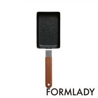 日製 ambai 玉子燒鍋，黑色鑄鐵鍋身，帶有木紋木柄，鍋面有紋理，鍋柄末端有掛孔。