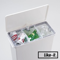 白色寬型腳踏式分類垃圾桶，內有三個獨立隔間，裝有塑膠袋，分類放置寶特瓶、玻璃瓶及鋁罐。