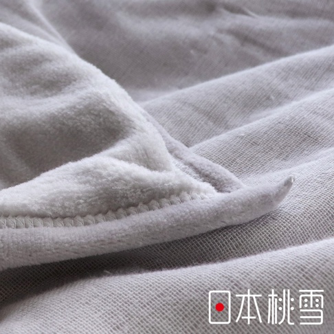 舒眠雙面四季毯，一側為淺灰色絨毛材質，觸感柔軟；另一側為淺灰色棉麻混紡材質，紋理清晰。兩側以白色縫線緊密縫合。