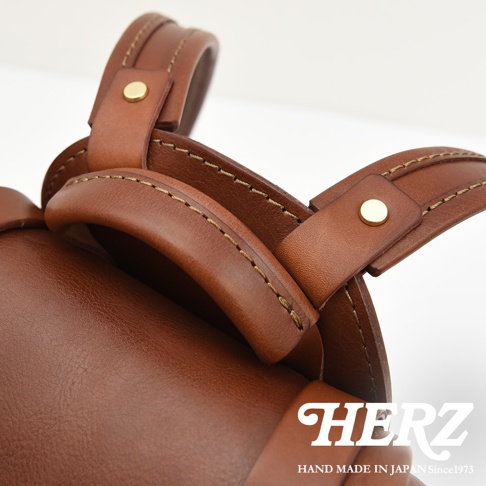 職人手作皮革經典雙扣後背包，採用棕色皮革，縫線精緻，配有黃銅色雙扣。