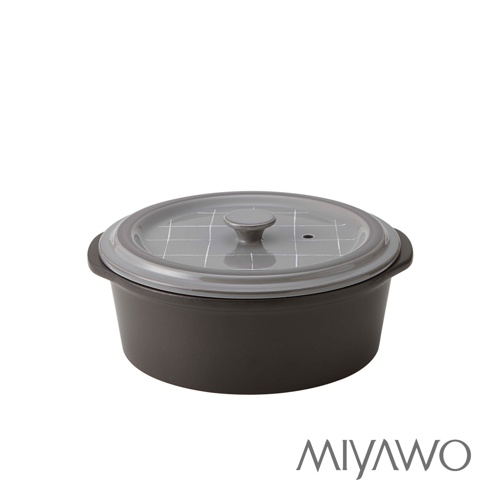 深灰色陶土湯鍋，配有同色系鍋蓋，鍋蓋上有白色網格紋和一個圓形把手，鍋身兩側有小提把。