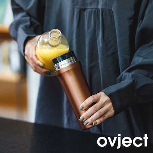 銅色金屬三用保溫瓶，瓶身為圓柱狀，瓶口處有銀色與黑色環狀結構，瓶蓋為黑色。