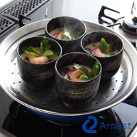 四個深色陶瓷碗中盛有蒸蛋，碗內有蝦仁、香菇和香菜裝飾，碗置於不鏽鋼蒸盤上，蒸盤孔洞清晰可見。