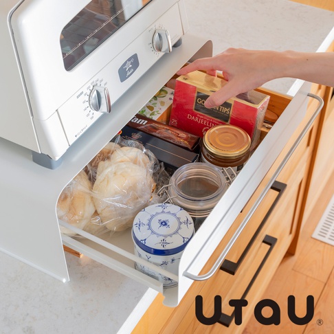 UtaU 抽屜式收納櫃，可放置茶葉、麵包等小物，上方擺放 Aladdin 烤箱