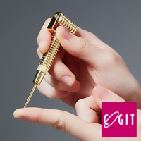 雙手持握金色金屬材質的微針提拉滾輪，滾輪部分有明顯的顆粒紋路，滾輪上方連接一個 L 形的金色金屬結構，整體呈現精緻的設計。