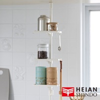 白色直撐款置物托盤，附有三個白色層架，分別擺放著銀色金屬罐、玻璃罐裝的咖啡豆、糖塊，以及兩款印有圖案的圓筒狀容器，並掛有湯匙和掃把。