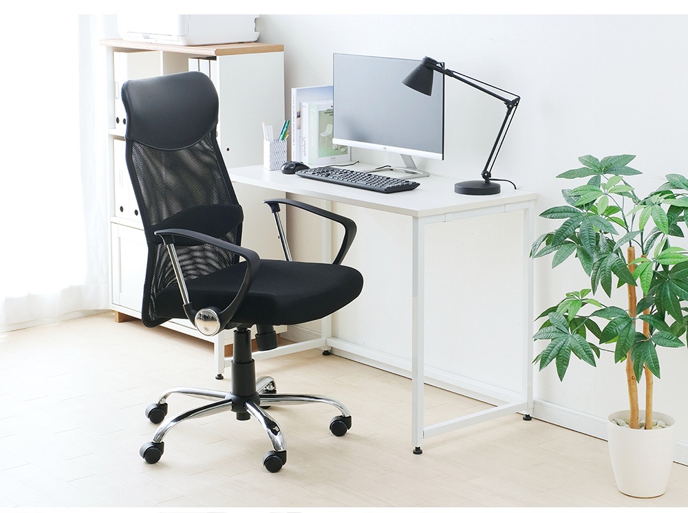 IRIS OHYAMA 黑色網布辦公椅，具備S字曲線椅背、加高設計，搭配透氣網布椅墊和不易刮傷地板的PU滾輪，適合辦公室或書房使用。