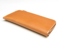 職人手作皮革L型拉鍊長夾，採用光滑的棕褐色皮革製成，設有金色拉鍊和手工縫線細節。