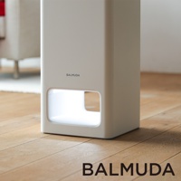 The Pure 空氣清淨機，白色簡約機身，配備獨特方形進氣口，內部散發柔和燈光，置於木質地板上。