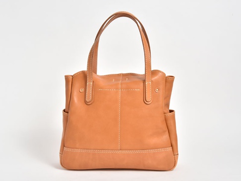 職人手作皮革直式肩背托特包，經典棕褐色，採用柔軟真皮材質，車縫線清晰，設計簡潔，兩側有外袋，適合日常攜帶。