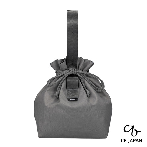 CB JAPAN holms 保冷手提便當袋，灰色束口設計，配有提帶。