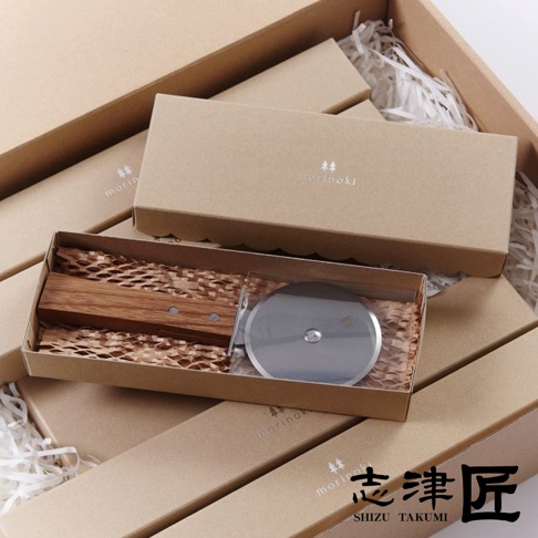 morinoki 木柄不鏽鋼披薩滾輪刀，刀輪為銀色金屬，刀柄為深棕色木質，裝於紙盒內。