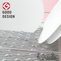 不鏽鋼碗碟架，採用直放式設計，架身為銀色金屬材質，設有波浪狀層架，可放置白色盤子。