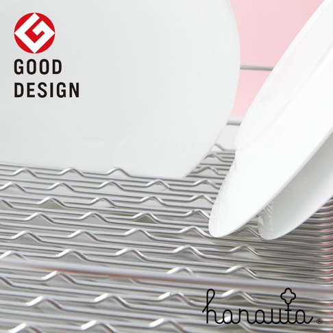 不鏽鋼碗碟架，採用直放式設計，架身為銀色金屬材質，設有波浪狀層架，可放置白色盤子。