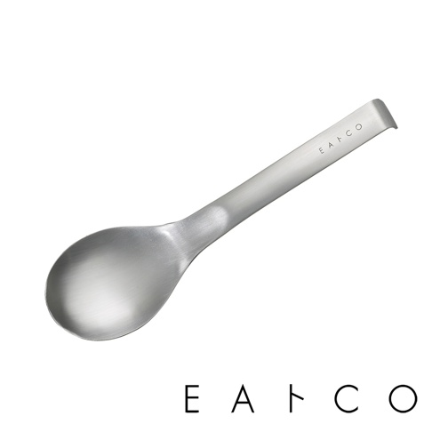 日製服務餐匙，銀色金屬材質，帶有磨砂質感，勺頭呈橢圓形，手柄末端有品牌標誌「EATCO」。
