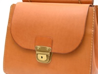 職人手作皮革屋瓦風兩用單肩包 (CW-3)，採用天然棕褐色皮革製成，帶有復古黃銅鎖扣和精緻縫線細節。