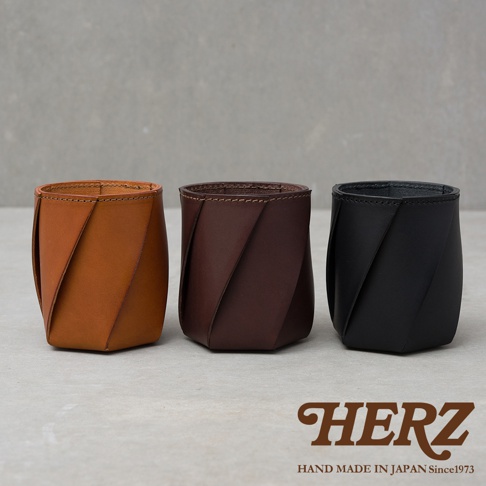 職人手作皮革Organ六角收納筆筒，共有三款顏色：棕褐色、深棕色及黑色。筆筒由皮革製成，設計獨特，呈扭轉六角形狀，適合桌面收納。