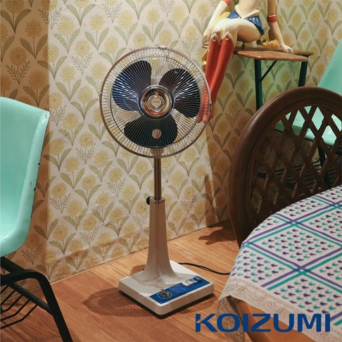 復古立扇，銀色金屬網罩，藍色扇葉，白色底座與支架，帶有藍色操作面板。