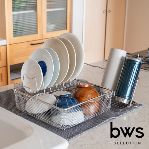 bws SELECTION 不鏽鋼可伸縮簡約瀝水架，擺放著多個盤子、碗和木碗，前方有洗手台
