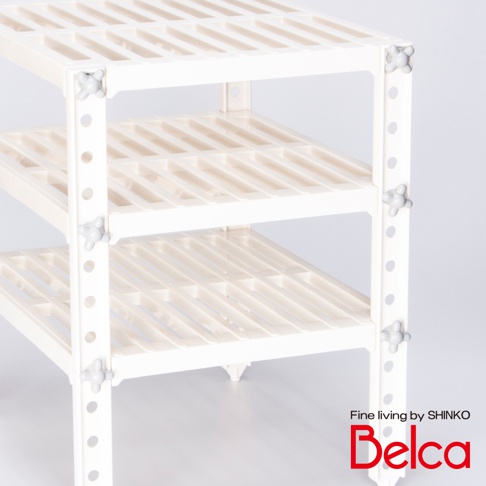 奶油色塑膠迷你三層收納架，每層皆為條狀設計，支架側面有可調節高度的卡扣。