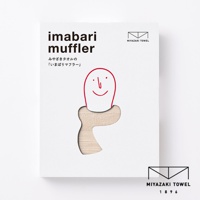 今治匹馬棉圍巾，淺米色，質地柔軟，印有「Imabari Muffler」字樣及可愛的卡通人臉圖案。