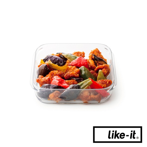方形透明玻璃保鮮盒內裝有炸雞塊、茄子、紅椒、黃椒及青椒等食材，食材色彩豐富，份量約為1200ml。