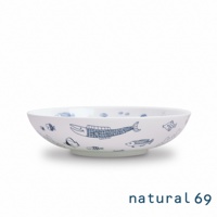 白色陶瓷大圓深碗，飾有藍色線條描繪的魚群和海浪圖案。