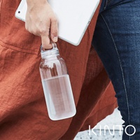 透明玻璃製成、容量500ml的輕水瓶，瓶身有白色矽膠隔熱套，瓶蓋為透明材質並帶有提把，瓶內裝有清澈的液體。