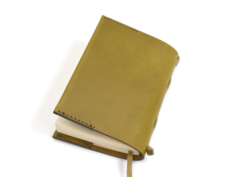 職人手作皮革附繩書套，L尺寸，橄欖綠色，採用真皮革材質，側邊有縫線裝飾及金屬孔洞，附有皮革繫繩。