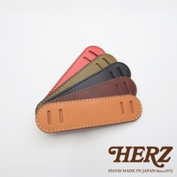 職人手作皮革肩墊，呈現多種顏色，包括淺棕色、紅棕色、黑色、軍綠色和紅色。產品由皮革製成，表面有縫線裝飾，並設有兩個長方形的孔洞，可用於固定。