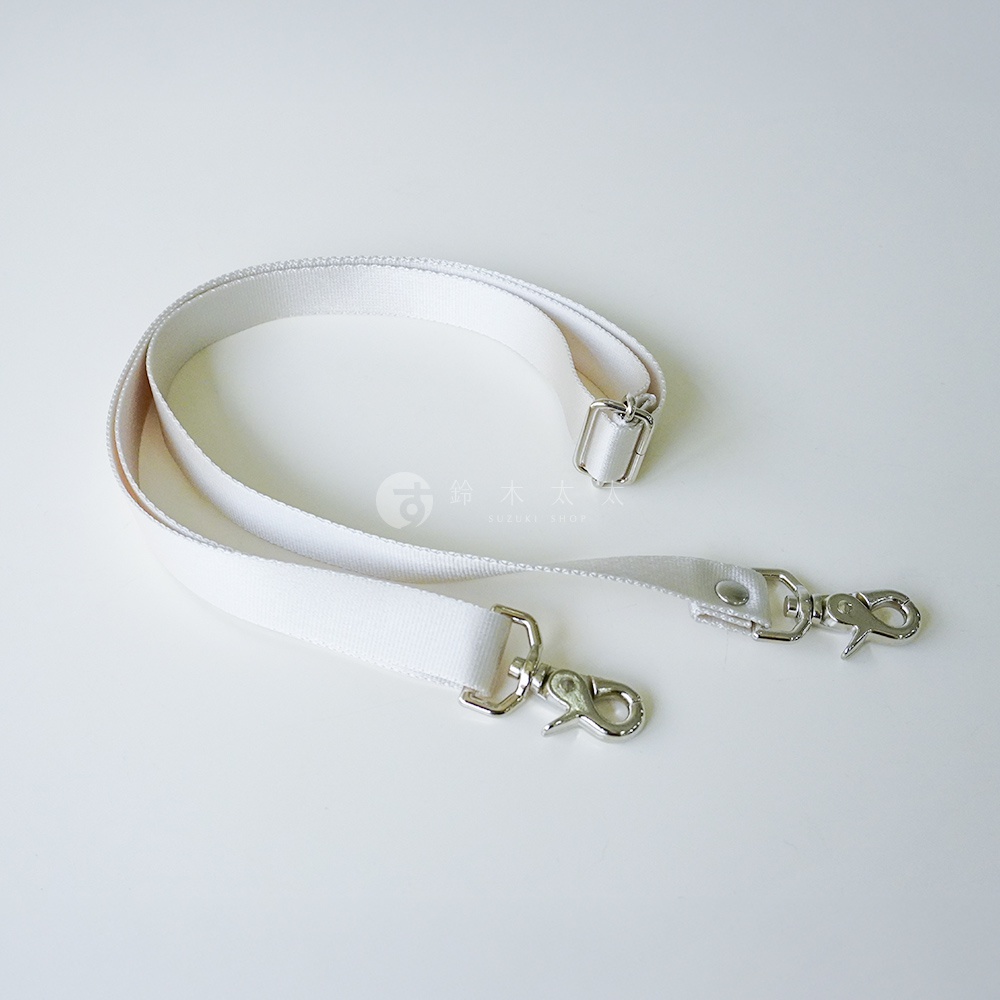 AYANOKOJI 京都職人手作斜背包用寬2cm肩背帶，白色帆布材質，配有銀色金屬扣環及調節環，可肩背或斜背。